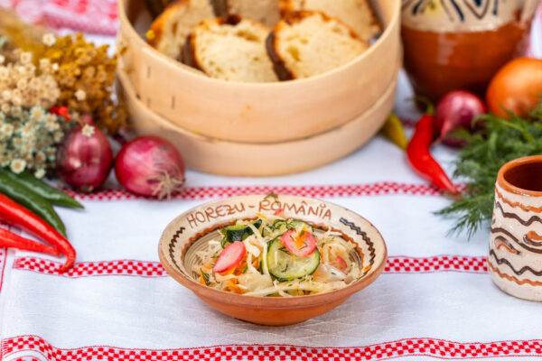 Salată de Vară cu Mărar Proaspăt lacopac.ro